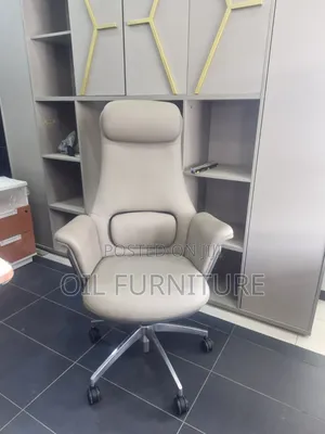 Luxury Swivel Boss Chair with Lumbar Support & Padded Armrest