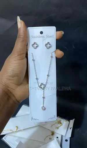 Saitun Sarkara da 'Yan kunne na Karfe