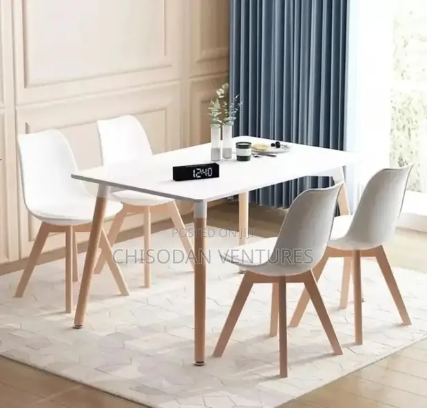 Home Interiors Dining Table Set tare da 4 Chairs - 1