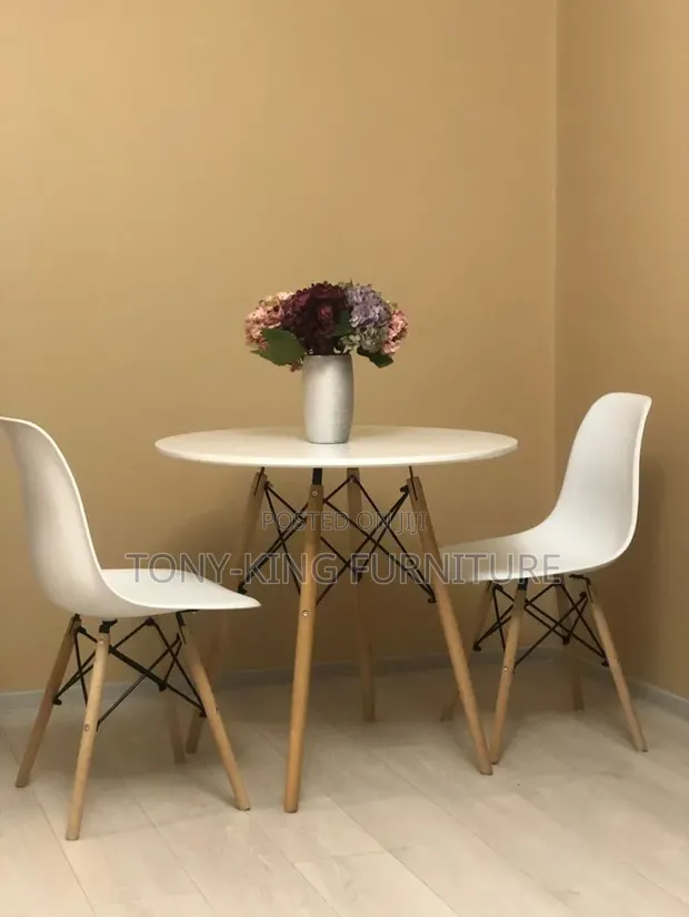 Modern White Round Dining Table Set tare da 2 Eames Chairs - 1