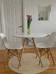 Modern White Round Dining Table Set tare da 2 Eames Chairs - 2