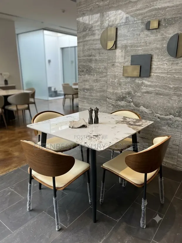 Square Marble Top Dining Set tare da 4 Luxury Leather Chairs - 1