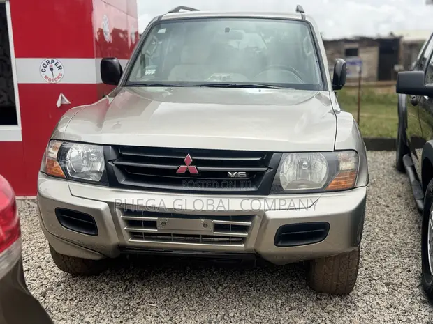 Mitsubishi Pajero 2001 Ivory - 1