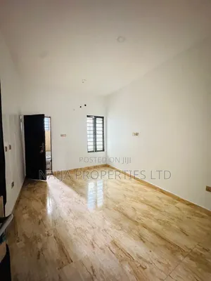 4 Bedroom En-suite Townhouse don haya a Lekki County, Ikota