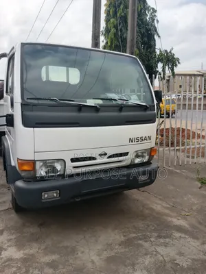 Nissan Cabstar 2004 - Fari