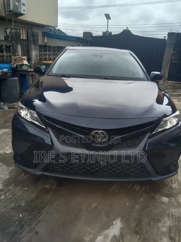 Toyota Camry 2018 Gray - 1