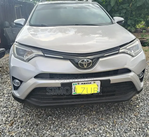 2018 Toyota RAV4 XLE SUV AWD - 1