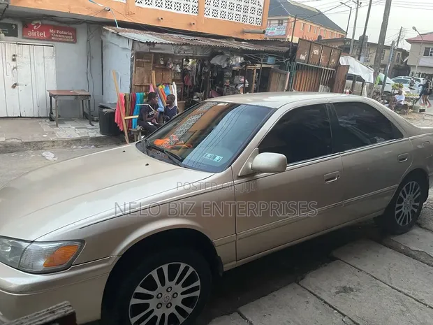 Toyota Camry 2002 Zinariya - 1