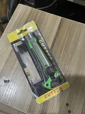 Heavy-Duty 18mm Box Cutter with Twist-Lock