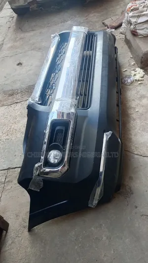 Cikakken Bumper na Gaba na Toyota 4Runner (2015-2018)