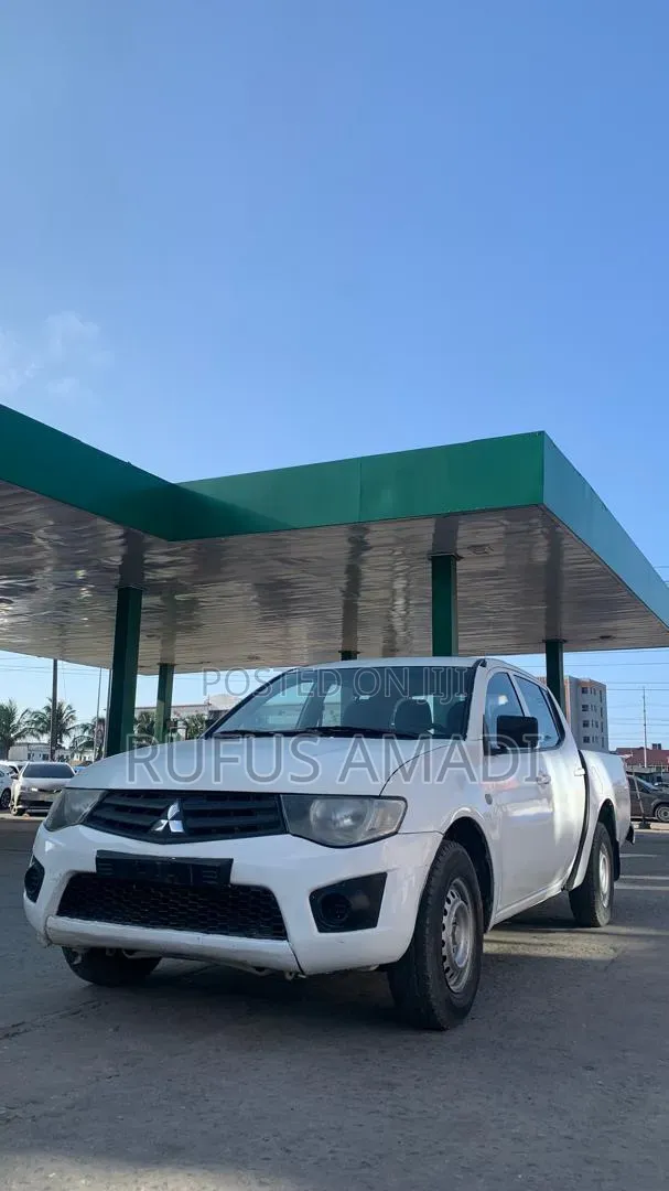 Mitsubishi L200 2010 Fari - 1
