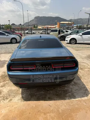 Dodge Challenger 2018 Shuɗi