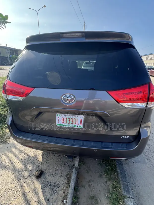 2014 Toyota Sienna XLE Minivan Mai Zama 8 (Lamar)'a - 1