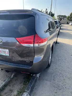 2014 Toyota Sienna XLE 8-Passenger Minivan (Gray)