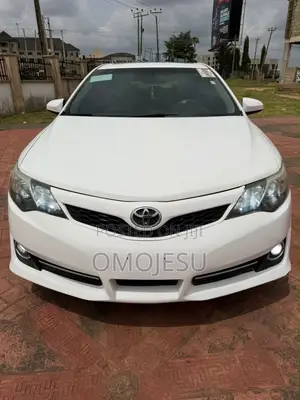 2013 Toyota Camry SE V6 Sedan - White