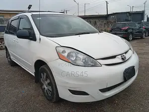 2009 Toyota Sienna XLE FWD Minivan - White