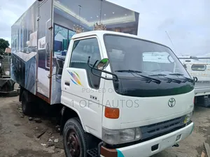 Toyota Dyna 300 Mini Truck - Fari