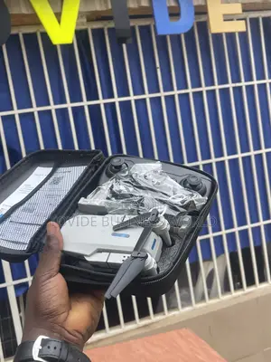 E88 Pro Drone Mai Ninka Tare Da Kamarori Biyu Na HD Da Batura 3