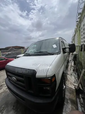 Ford E250 Bus 2012 Fari