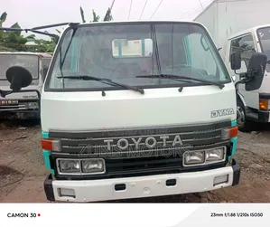 Toyota Dyna 200 Diesel Truck - 6 Tires