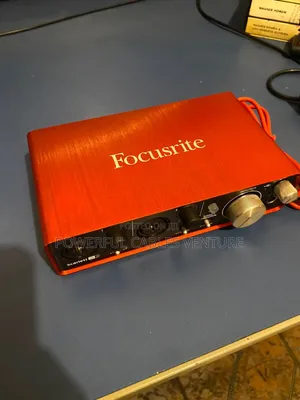 Focusrite Scarlett 2i2 (Tsara ta 2) Mai Haɗa Sauti ta USB