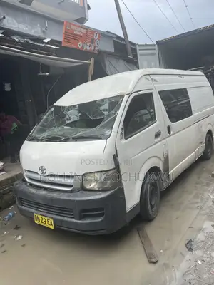 Toyota HiAce Bus 2010 - Fari