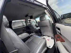 Toyota Sequoia Platinum 4WD SUV (5.7L V8) na 2014
