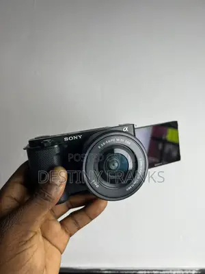 Sony ZV-E10 Mirrorless Camera da 16-50mm Kit Lens