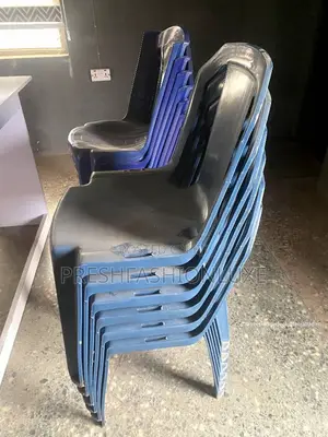 Kujerun Filastik da Tebur Na Gidan Abinci Na Amfani