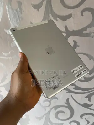 Apple iPad 9.7" (Tsara ta 5) 32GB Fari