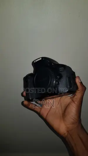 Used Canon EOS 600D DSLR with 18-55mm Lens & Softbox Kit