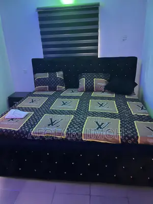 Vitafoam Grand Mattress tare da Bed Frame da Bedside Table