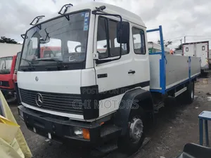 Mercedes-Benz 1520 Truck (22ft) - Blue/White