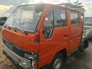 Toyota Dyna 1990 Orange Food Truck