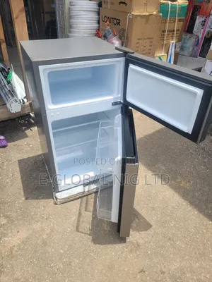 Hisense Firij Mai Ƙofa Biyu Na Sama Da Tebur