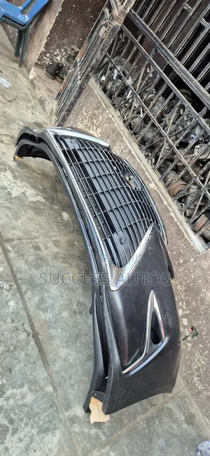 Cikakken Fefur na Gaba na Lexus ES 350 (2018)