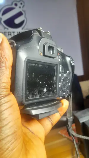 Kyamaran Canon EOS 4000D DSLR tare da 18-55mm Lens