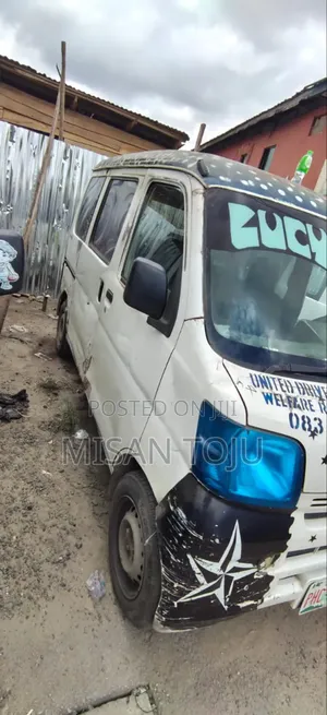 Toyota HiAce 2015 Fari