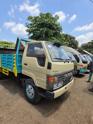 Toyota Dyna 200 Kai Tsaye Ba Tare Da Rajista Ba