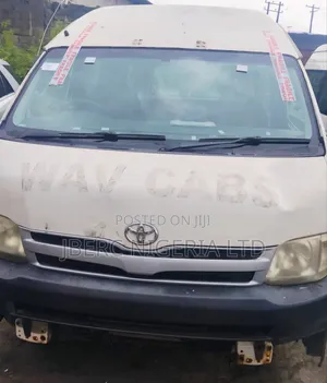Toyota HiAce Bas 2011