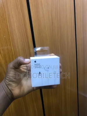 Apple EarPods da aka haɗa da Lightning
