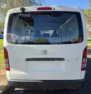 Toyota HiAce Bus 2011