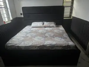 Amfani da 6x6 Vitafoam Semi-Orthopaedic Bed da Bed Stand
