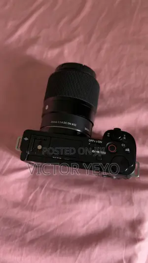 Sony ZV-E10 Kamara Mai Madubi tare da 30mm f/1.4 Sigma Lens