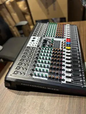 Professional Yamaha 16-Channel Analog Mixing Console
