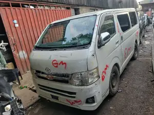 Toyota HiAce 2012 Fari Bas