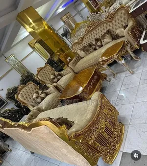 Royal Fabric Sofa Chairs tare da Wooden Center Table & Stools