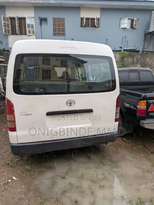 Toyota HiAce 2011 Fari
