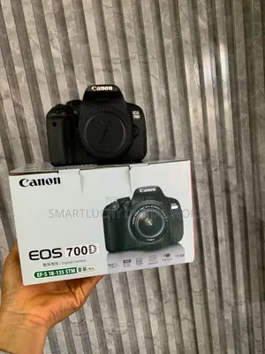 Canon EOS 700D DSLR tare da 18-55mm Lens