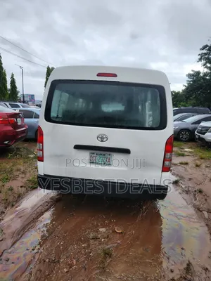 Toyota HiAce 2013 Fari